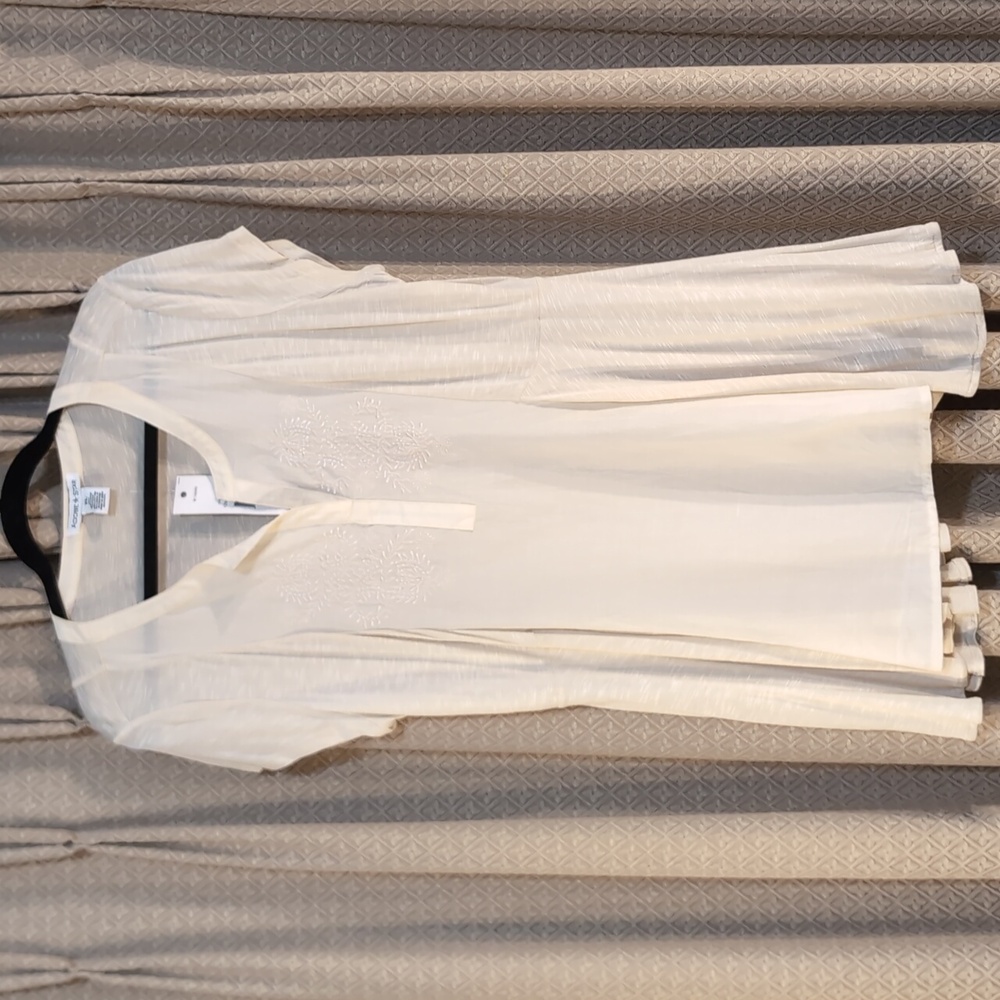 NWT Women's Size XL Adobe Star Short Sleeve Blouse w/ V-Neck & Beautiful Details